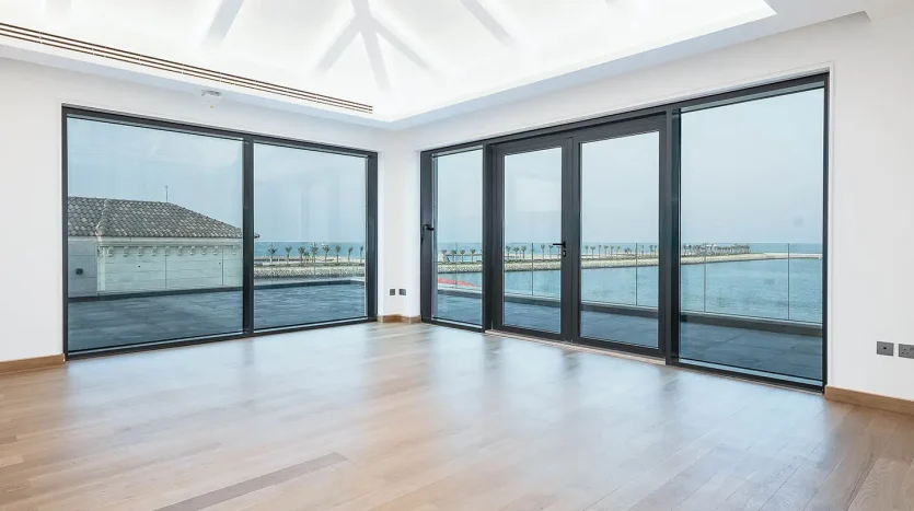 Bright room with sea views through glass doors