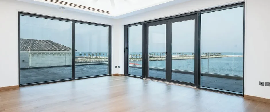Bright room with sea views through glass doors